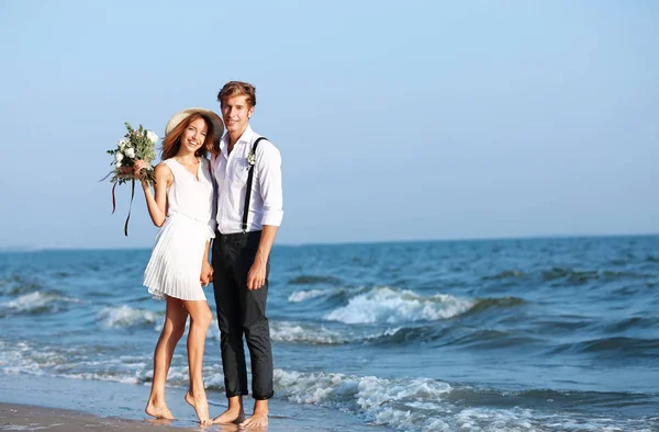 Pareja feliz en la orilla del mar —  Fotos de Stock