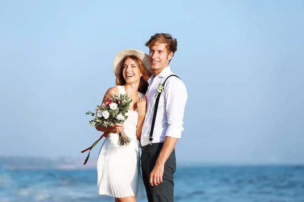 Pareja feliz en la orilla del mar — Foto de Stock