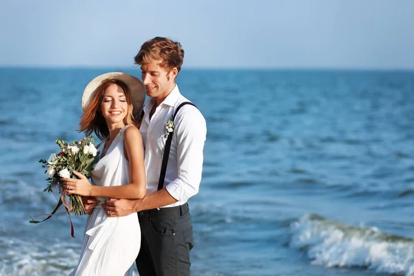 Pareja feliz en la orilla del mar — Foto de Stock