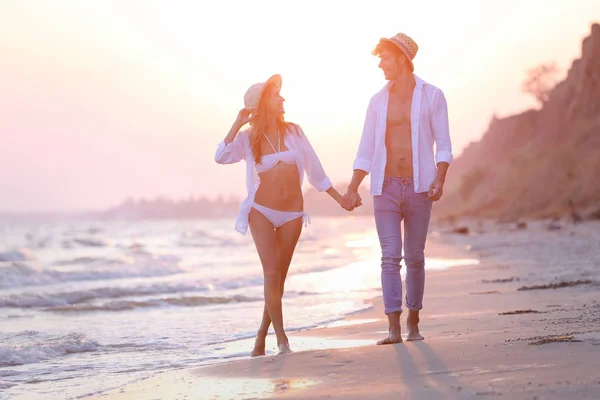 Lyckliga paret på stranden — Stockfoto