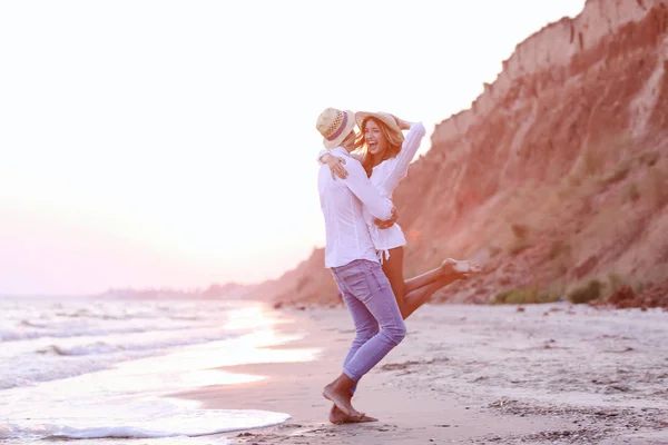 Lyckliga paret på stranden — Stockfoto