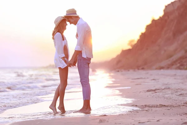 Happy couple on seashore — Stock Photo, Image