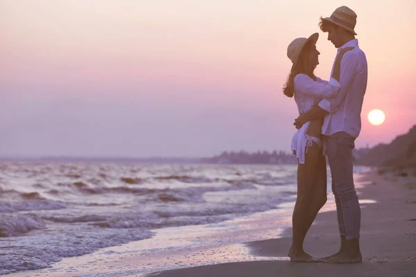 Couple heureux sur le bord de la mer — Photo