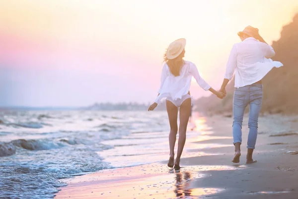 Couple heureux sur le bord de la mer — Photo