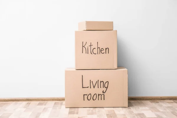 Empty room with moving boxes — Stock Photo, Image