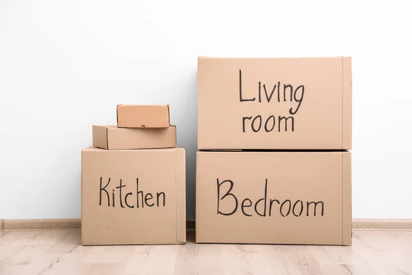 Empty room with moving boxes — Stock Photo, Image