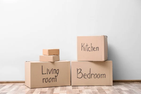 Empty room with moving boxes — Stock Photo, Image