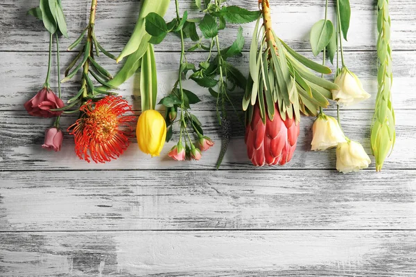 Bellissimi fiori su sfondo di legno — Foto Stock