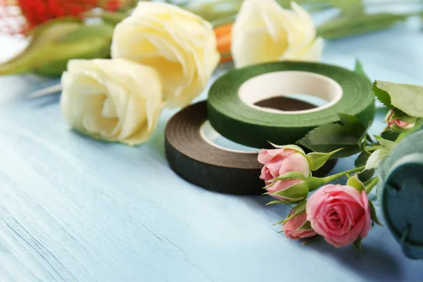 Vackra blommor och florist utrustning — Stockfoto