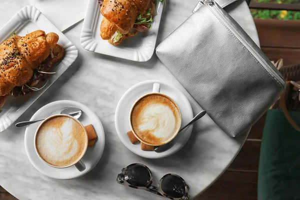 Desayuno con sándwiches de croissant —  Fotos de Stock