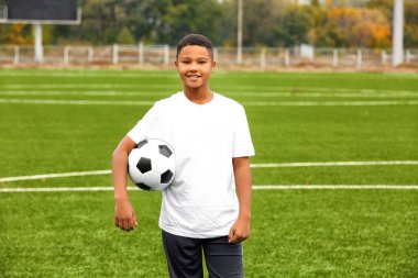 çocuğun futbol oynama