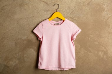 grunge duvara pembe tişört