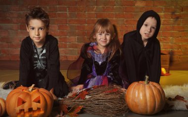 Şirin çocuklar Cadılar Bayramı kutluyor 