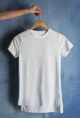 grunge duvara beyaz t-shirt