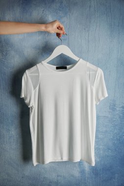 grunge duvara beyaz t-shirt