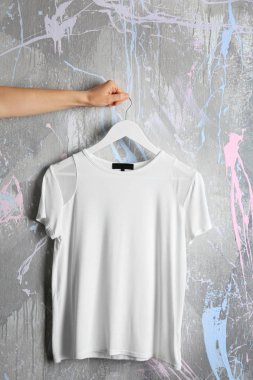 grunge duvara beyaz t-shirt