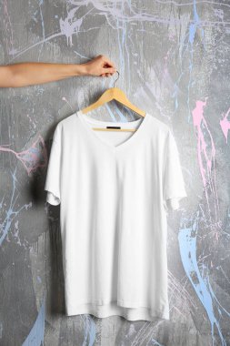grunge duvara beyaz t-shirt