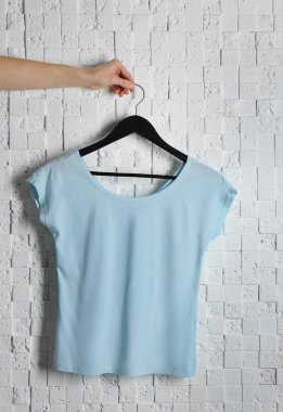 Mavi t-shirt brickwall karşı