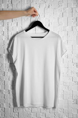 brickwall karşı beyaz t-shirt