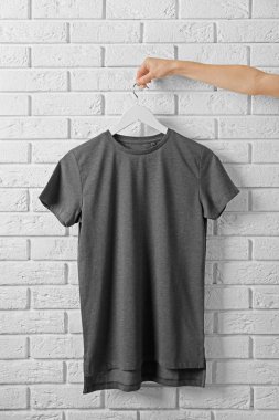 brickwall karşı gri t-shirt