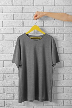 brickwall karşı gri t-shirt