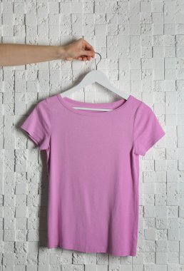 pembe tişört brickwall karşı