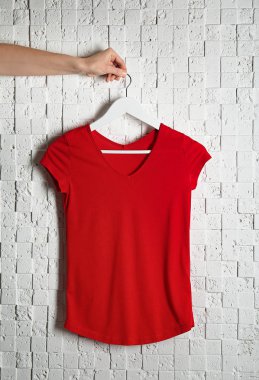 kırmızı t-shirt brickwall karşı