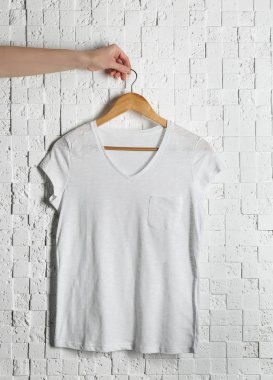 brickwall karşı beyaz t-shirt