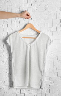 brickwall karşı beyaz t-shirt