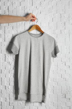 brickwall karşı gri t-shirt