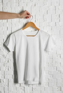 brickwall karşı beyaz t-shirt