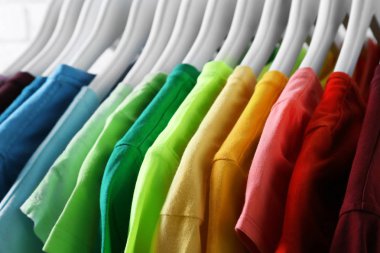 Askıları renkli t-shirt