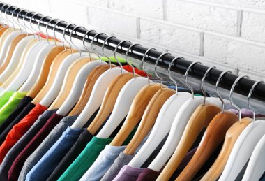 Askıları renkli t-shirt