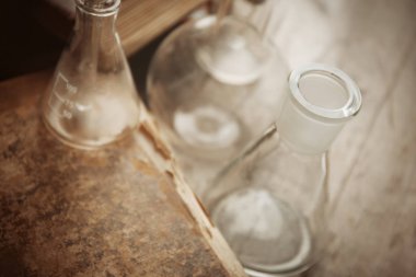 Cam şişeler ve eski kitap