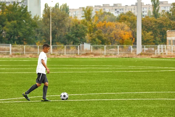 踢足球的男孩 — 图库照片