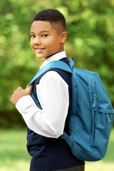 Teenage skolpojke med ryggsäck — Stockfoto