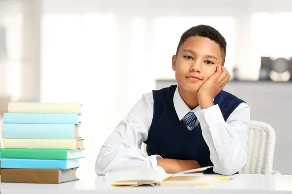 Carino ragazzo a lezione — Foto Stock