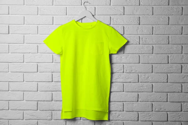 Brickwall에 대 한 녹색 t-셔츠 — 스톡 사진