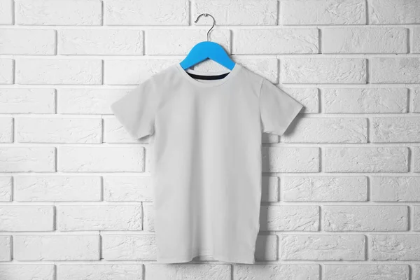 Camiseta blanca contra muro de ladrillo —  Fotos de Stock