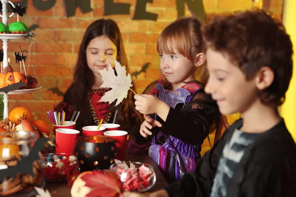 Милі діти святкують Хеллоуїн — стокове фото