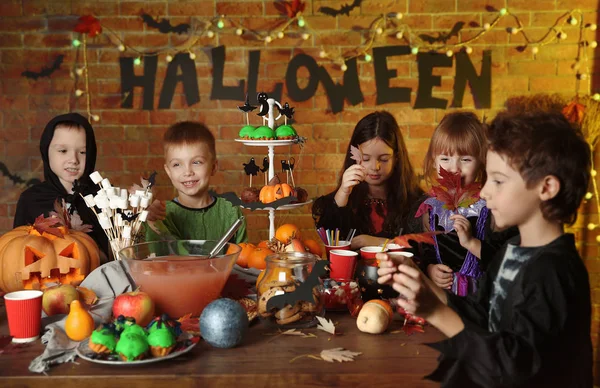 Niedliche Kinder feiern Halloween — Stockfoto