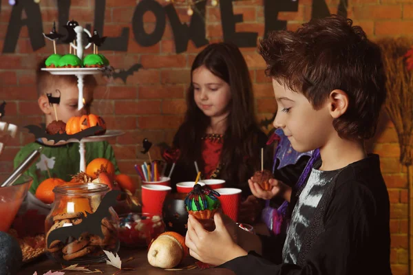 Милі діти святкують Хеллоуїн — стокове фото