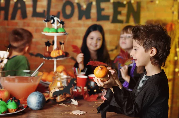 Niedliche Kinder feiern Halloween — Stockfoto
