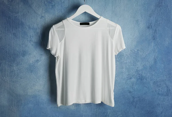 Λευκό t-shirt grunge τοίχο — Φωτογραφία Αρχείου