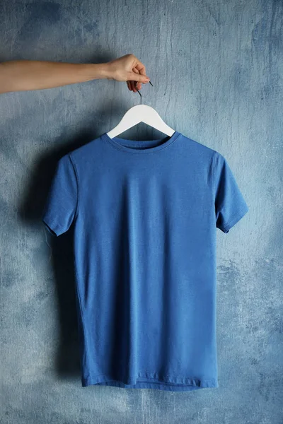 T-shirt azul contra parede grunge — Fotografia de Stock