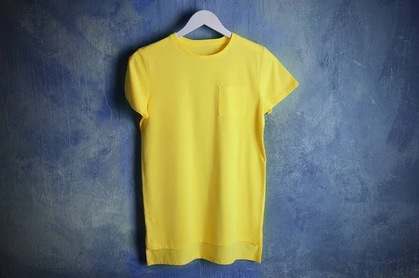 Żółty t-shirt ścianę grunge — Zdjęcie stockowe