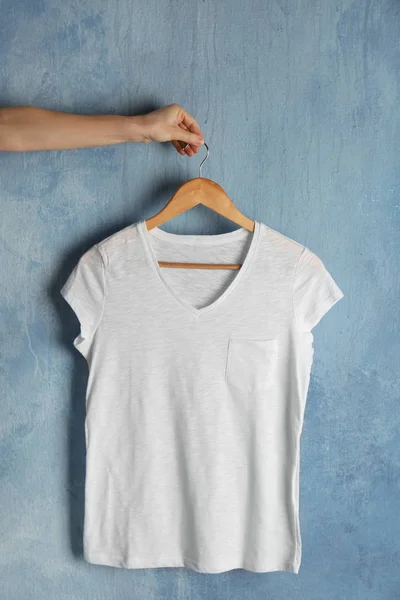 Белая футболка против гранж-стены — стоковое фото