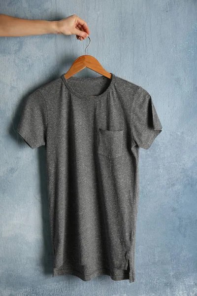 T-shirt gris contre mur grunge — Photo