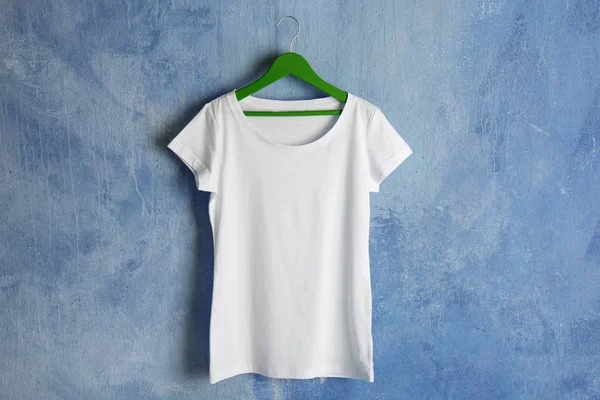 T-shirt blanc contre mur grunge — Photo