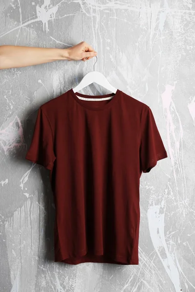 Vinous t-shirt against grunge wall — Stock Photo, Image